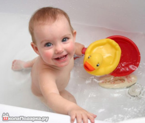 что подарить ребенку на полгода-уточки для ванной