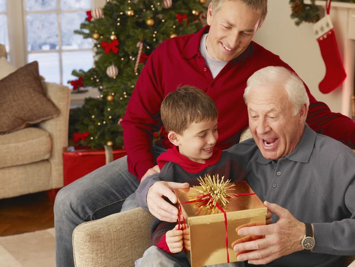 Список недорогих подарков дедушке на Новый год