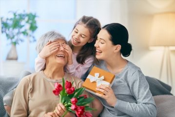 48 идей, что подарить маме на 70, 75, 80 лет